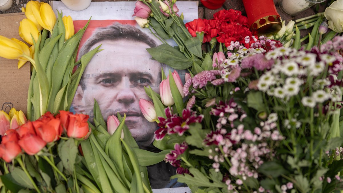 Nach dem Tod von Alexej Nawalny liegen Blumen, Kerzen und Bilder vor dem russischen Generalkonsulat in Frankfurt.