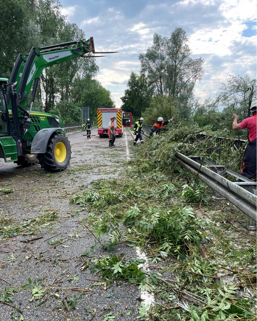 Ein Toter Bei Unwetter In Oberbayern - Stromleitungen Zerstört | BR24