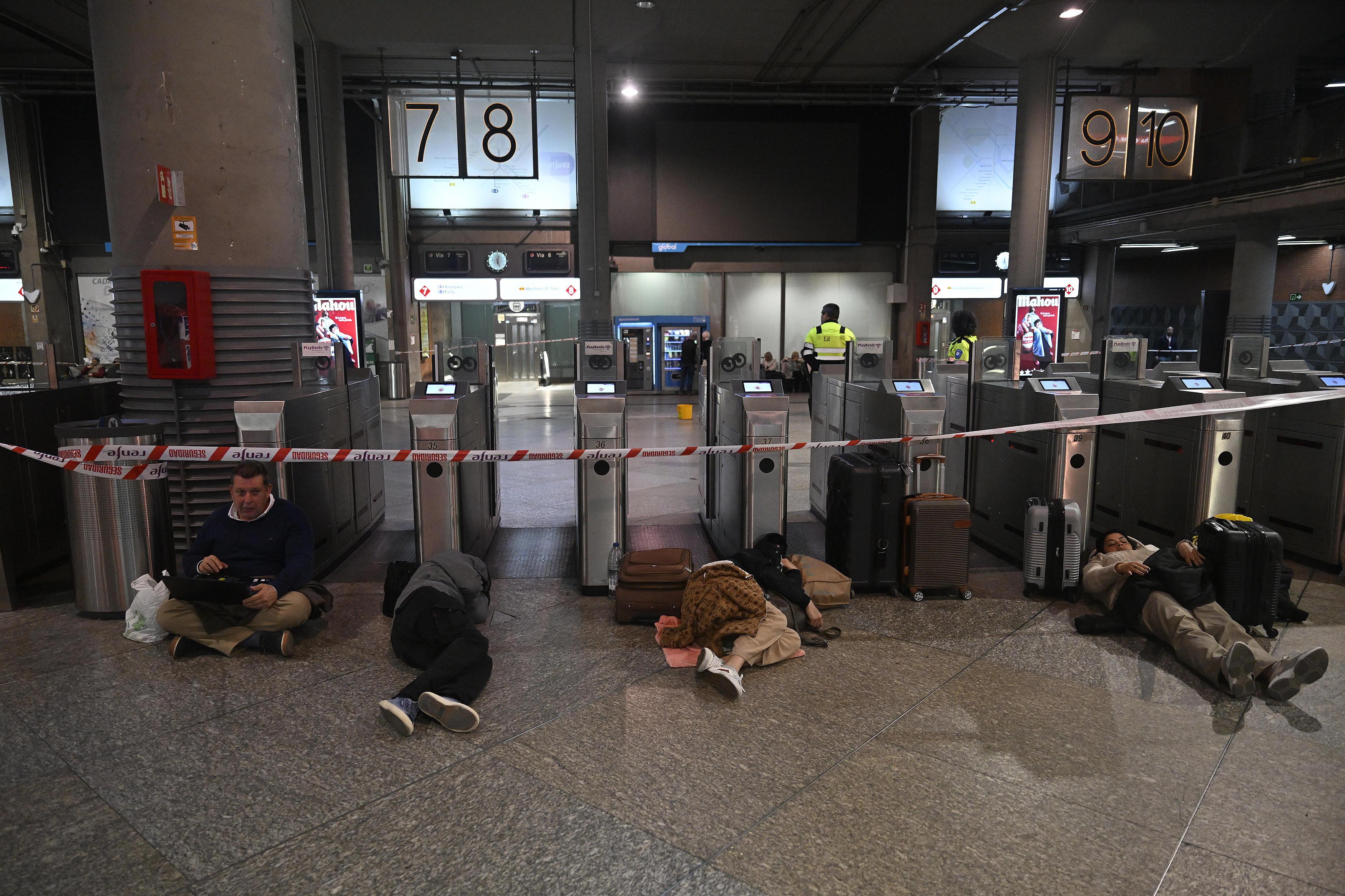 Menschen warten an der Atocha Station in Madrid auf die Normalisierung des Bahnbetriebs