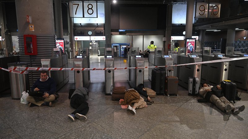 Menschen warten an der Atocha Station in Madrid auf die Normalisierung des Bahnbetriebs | Bild: picture alliance / Anadolu | Burak Akbulut Menschen warten an der Atocha Station in Madrid auf die Normalisierung des Bahnbetriebs