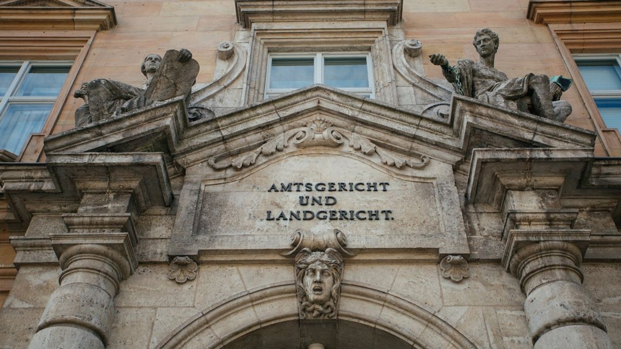 Schriftzug über einem Eingang des Gerichtskomplexes in Regensburg | Bild: BR/Julia Müller Schriftzug über einem Eingang des Gerichtskomplexes in Regensburg