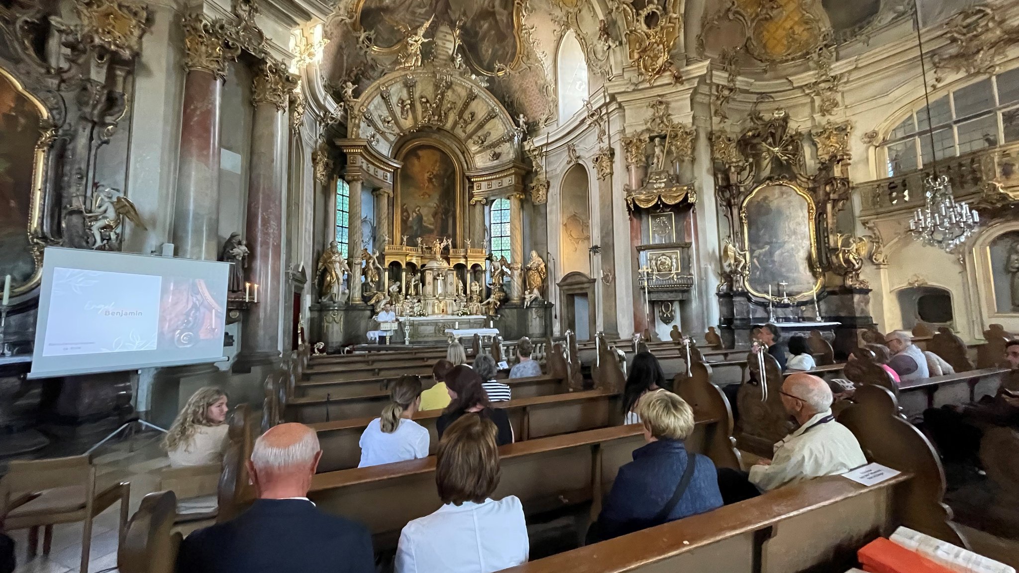 Engelversteigerung im Würzburger Käppele auf dem Nikolausberg.