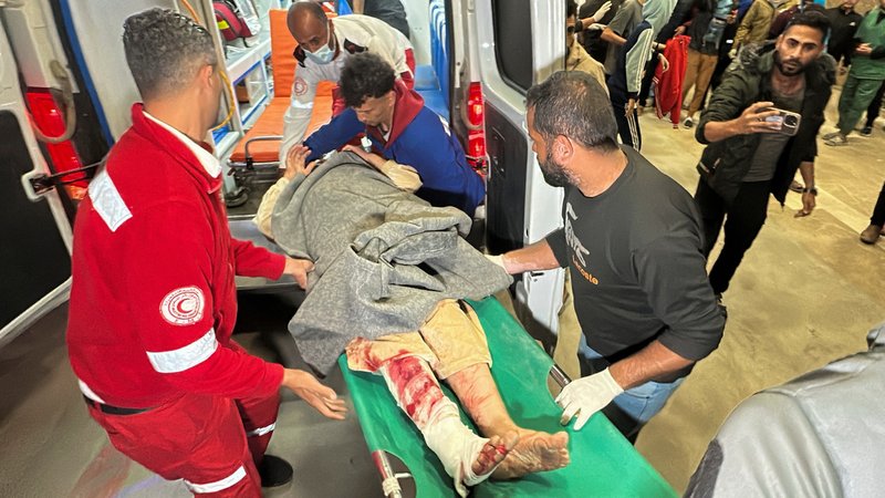 Ein Verletzter wird in Chan Yunis ins Krankenhaus gebracht | Bild: REUTERS/Stringer Ein Verletzter wird in Chan Yunis ins Krankenhaus gebracht