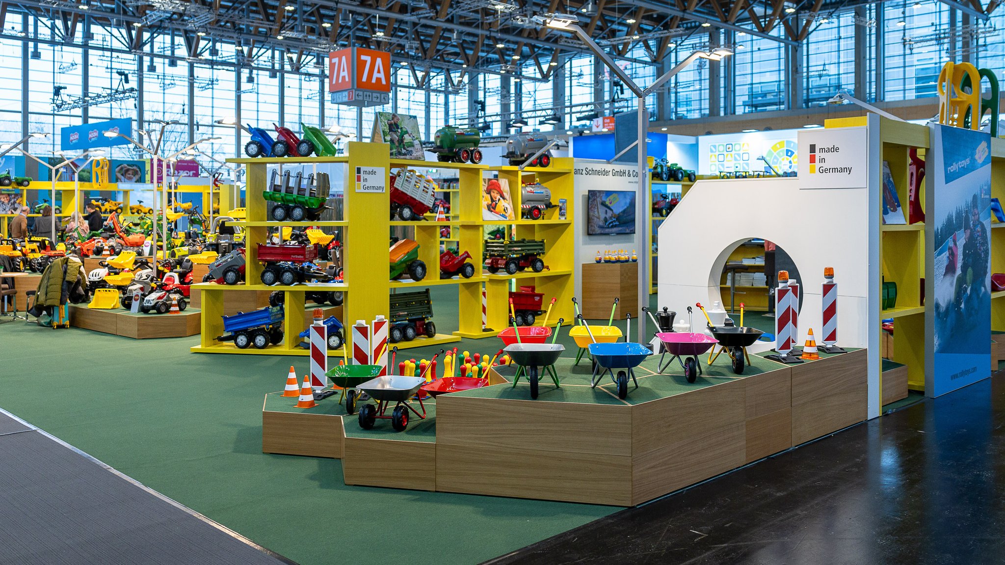 Der Stand von "Rolly Toys" auf der Nürnberger Spielwarenmesse 2026. | Bild: picture alliance / Eibner-Pressefoto/Ardan Fuessman Der Stand von "Rolly Toys" auf der Nürnberger Spielwarenmesse 2026.