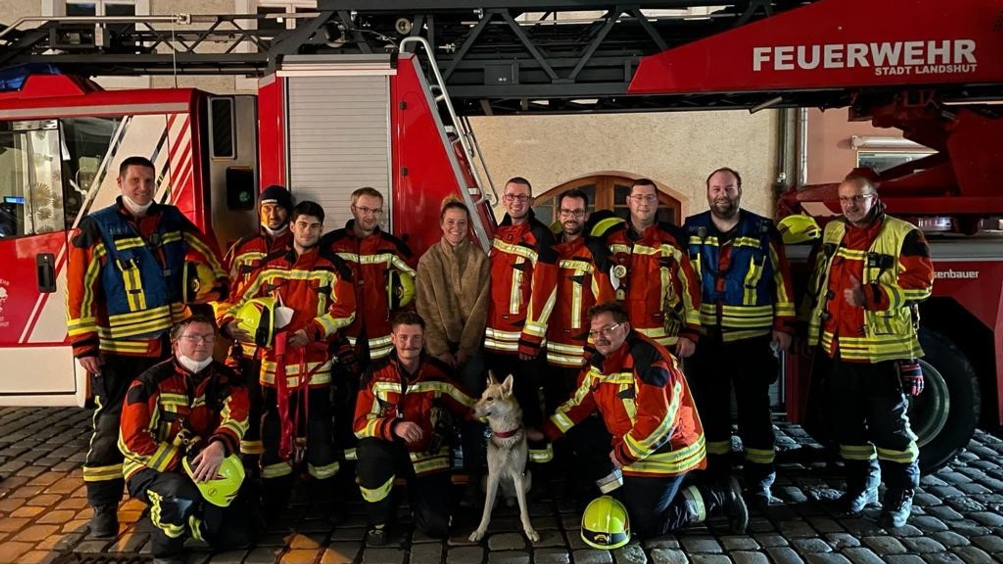 Nach gelungener Rettung gab es glückliche Gesichter: Gruppenfoto mit Hündin "Ronja", ihrem "Frauchen"  und der Landshuter Feuerwehr