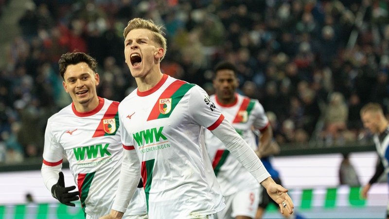 Spielszene FC Augsburg - Hamburger SV | Bild: picture-alliance / dpa Spielszene FC Augsburg - Hamburger SV