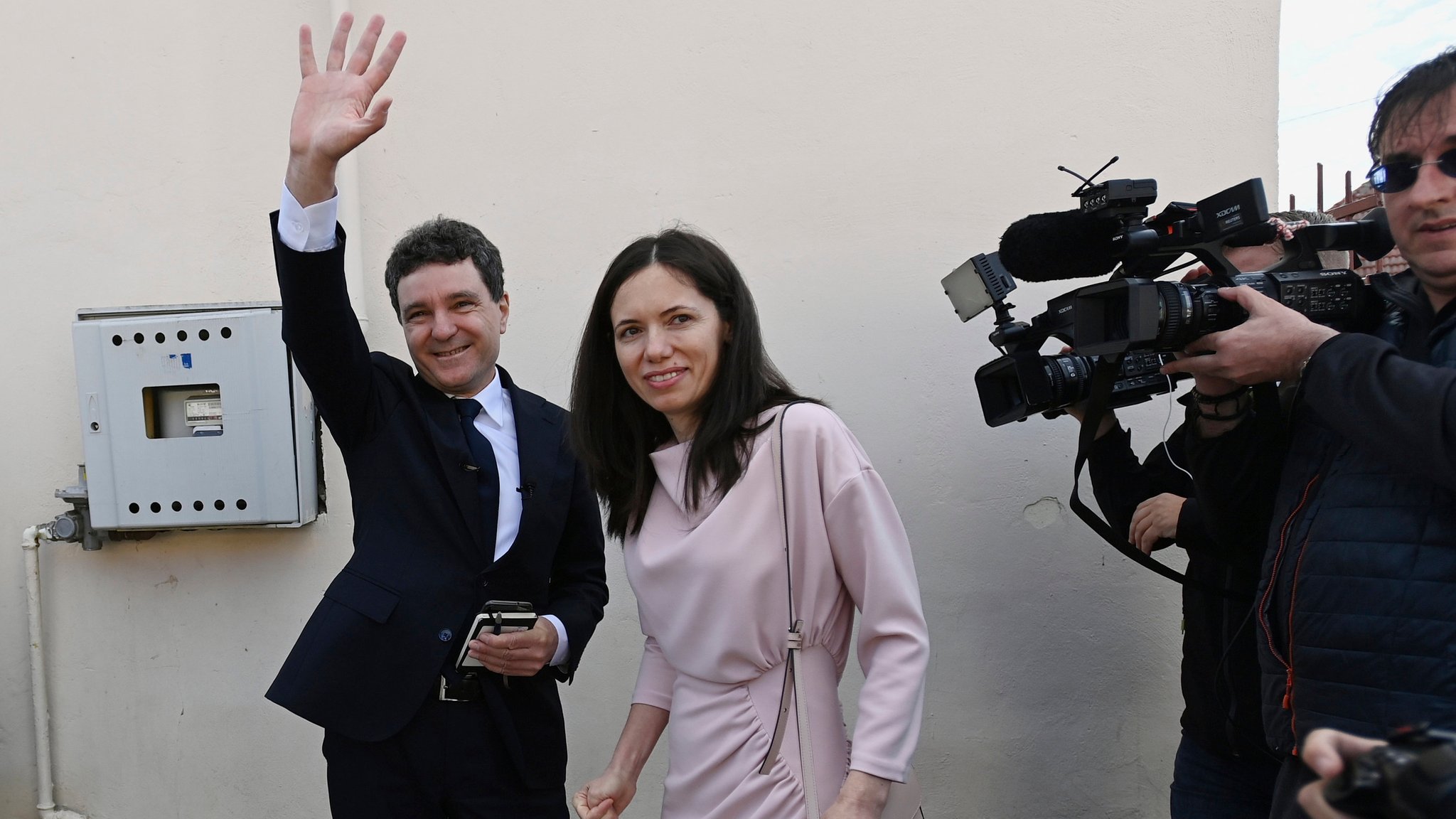 Präsidentschaftskandidat Nicusor Dan (l) und seine Partnerin Mirabela Gradinaru verlassen nach der Stimmabgabe in der zweiten Runde der Wiederholung der Präsidentschaftswahlen ein Wahllokal.
