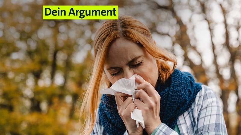 Eine Frau schnäuzt sich die Nase - im Hintergrund sind Bäume in Herbstfärbung zu sehen. (Symbolbild). | Bild: picture alliance / Westend61 | Inga Erhan Eine Frau schnäuzt sich die Nase - im Hintergrund sind Bäume in Herbstfärbung zu sehen. (Symbolbild).