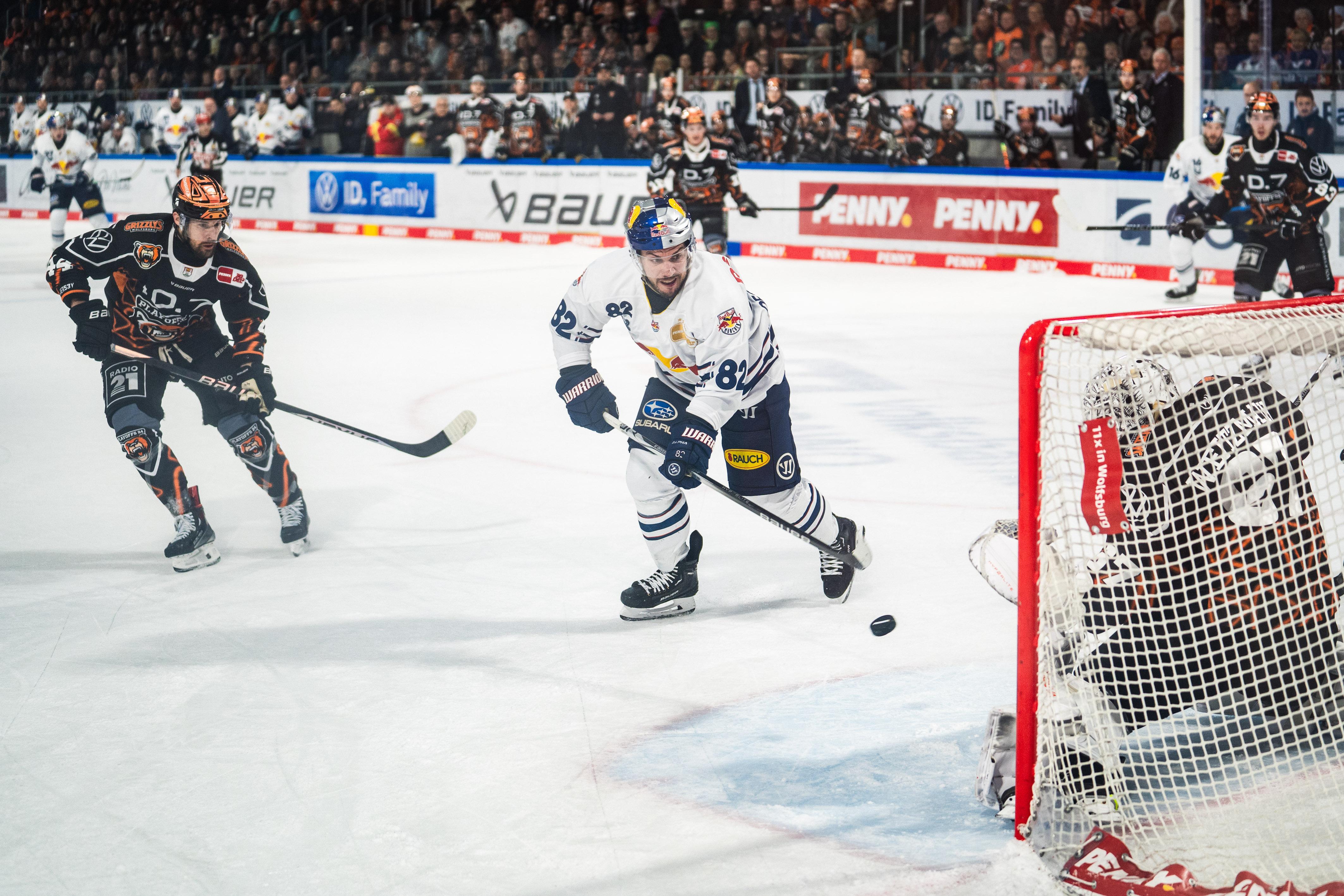 Wolfsburg, Deutschland 22. März 2024: 1.DEL - 2023/2024 - Playoff 1/4 Finale Sp.3 - Grizzlys Wolfsburg vs. Red Bull München Im Bild: v.li. Nolan Zajac (Grizzlys Wolfsburg), Christopher Desousa (EHC Red Bull München/Muenchen) und Hannibal Weitzmann (Grizzlys Wolfsburg)