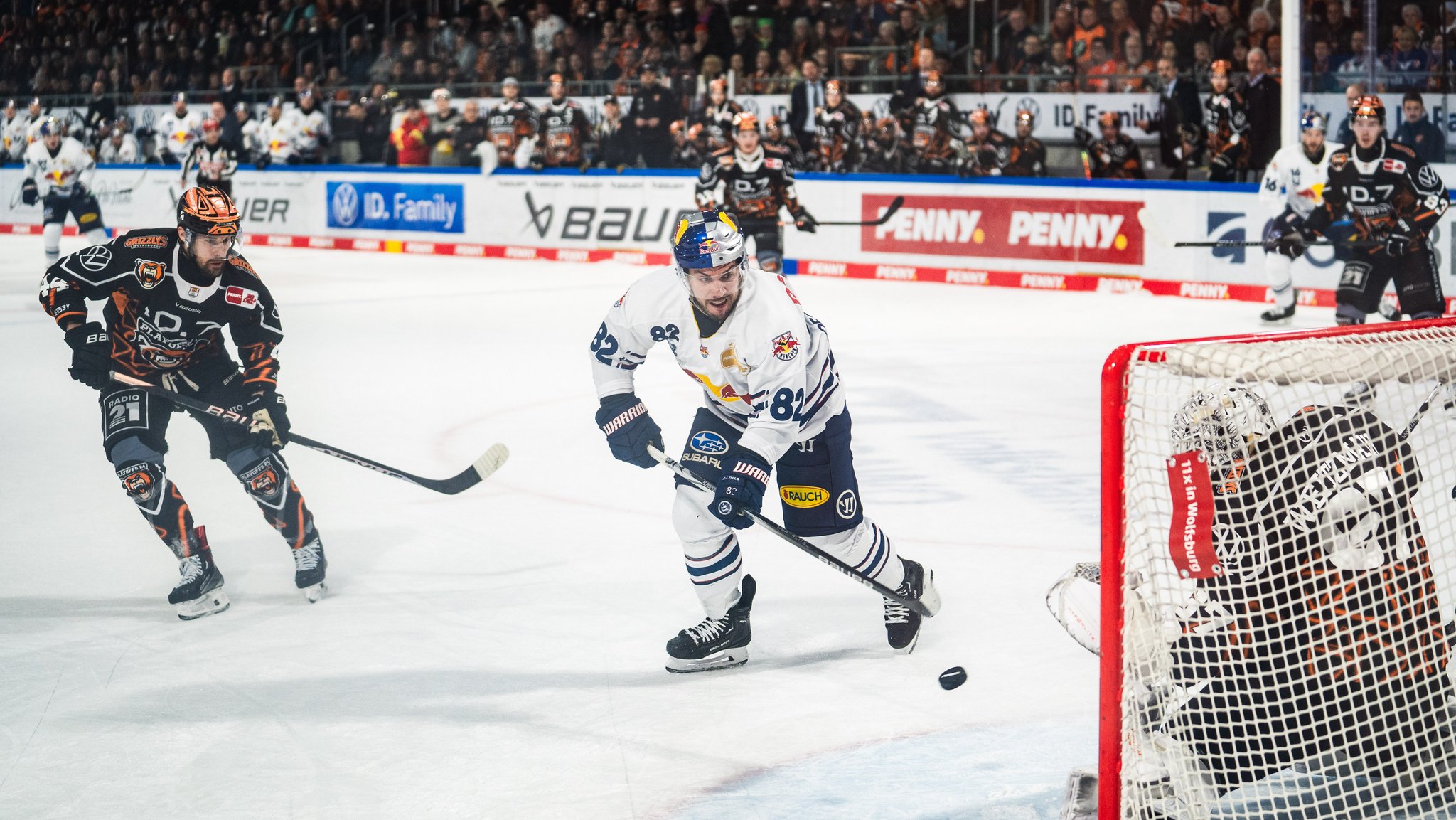 Wolfsburg, Deutschland 22. März 2024: 1.DEL - 2023/2024 - Playoff 1/4 Finale Sp.3 - Grizzlys Wolfsburg vs. Red Bull München Im Bild: v.li. Nolan Zajac (Grizzlys Wolfsburg), Christopher Desousa (EHC Red Bull München/Muenchen) und Hannibal Weitzmann (Grizzlys Wolfsburg)