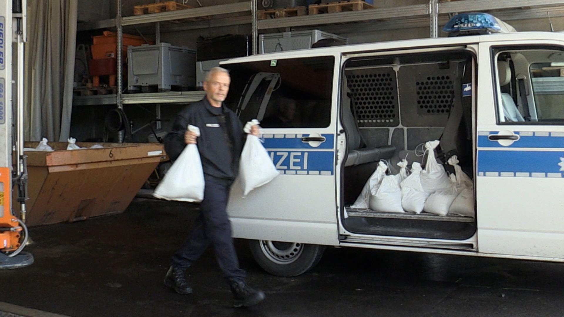 In Lindau bereitet man sich mit Sandsäcken auf ein Bodensee-Hochwasser vor. Auch die Polizeiwache auf Lindau-Insel rüstet sich