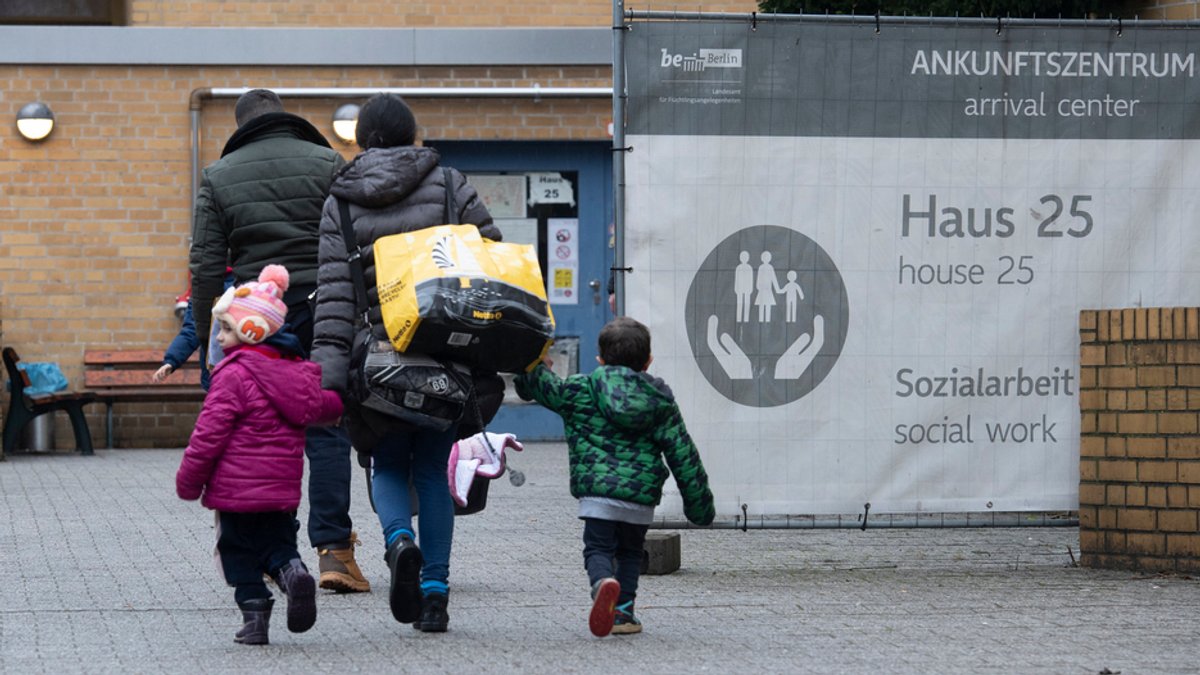 Eine Flüchtlingsfamilie geht auf dem Gelände einer Erstaufnahmeeinrichtung in Berlin (Archivbild).