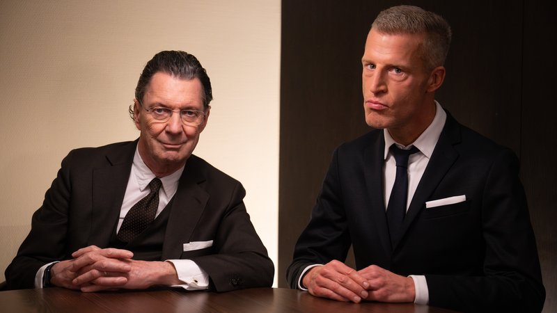 Gesprächige Autoren in schwarzen Anzügen | Bild: Sebastian Gollnow/Picture Alliance Gesprächige Autoren in schwarzen Anzügen