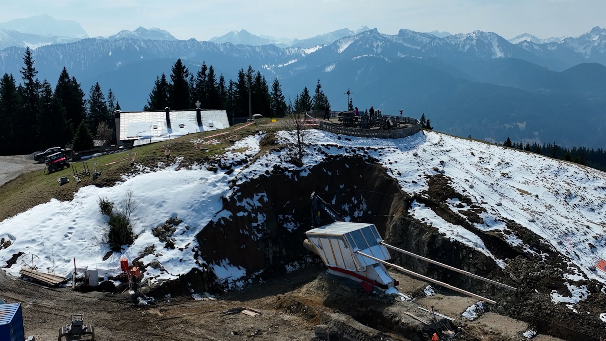 Luftbild der Bergstation, im Hintergrund die Hörnlehütte