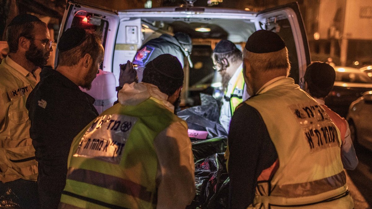 Ein Mann eröffnete nach Polizeiangaben in Bnei Brak gezielt das Feuer auf Passanten.