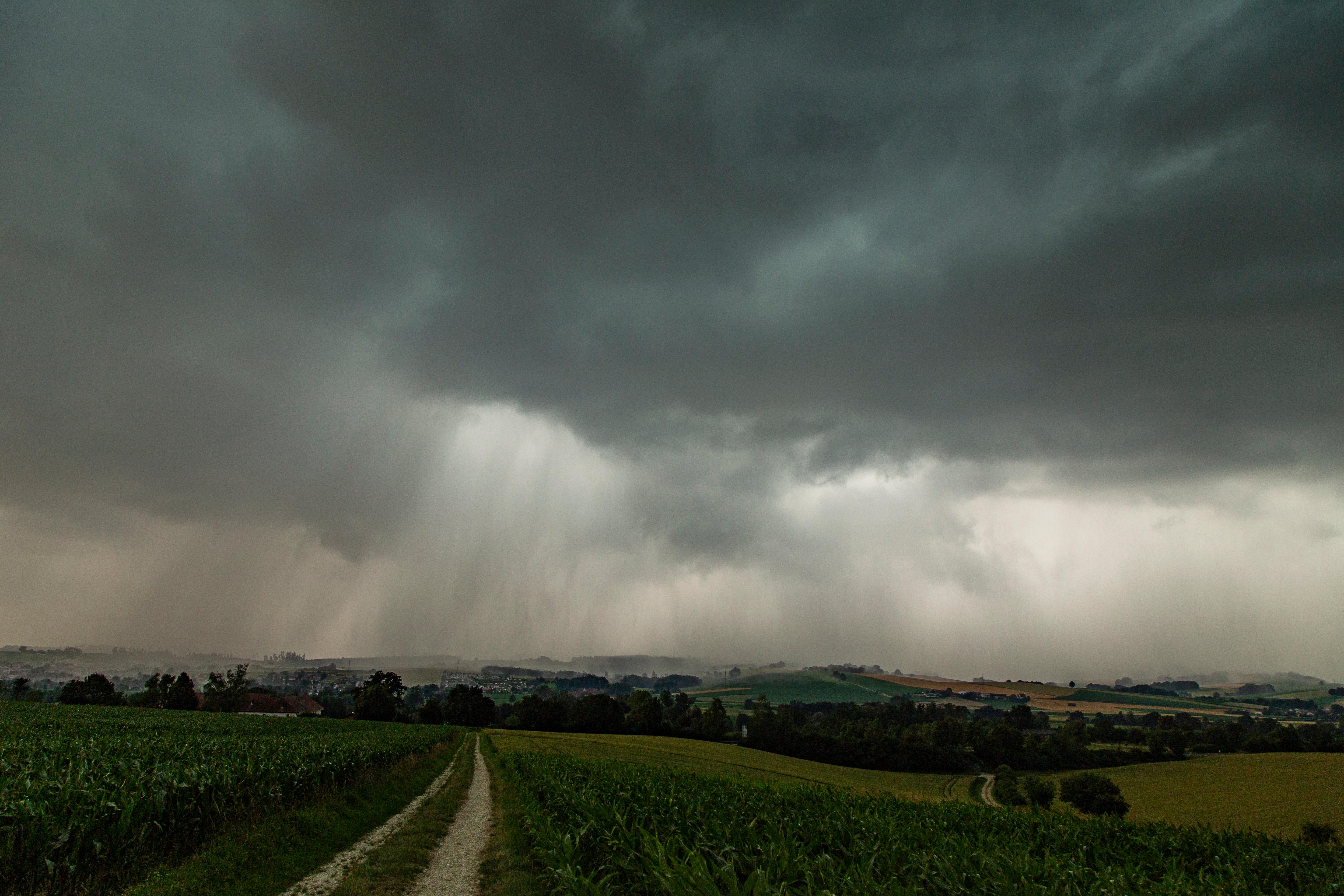 Unwetter: Starkregen Sorgt Für "sintflutartige Bäche" | BR24