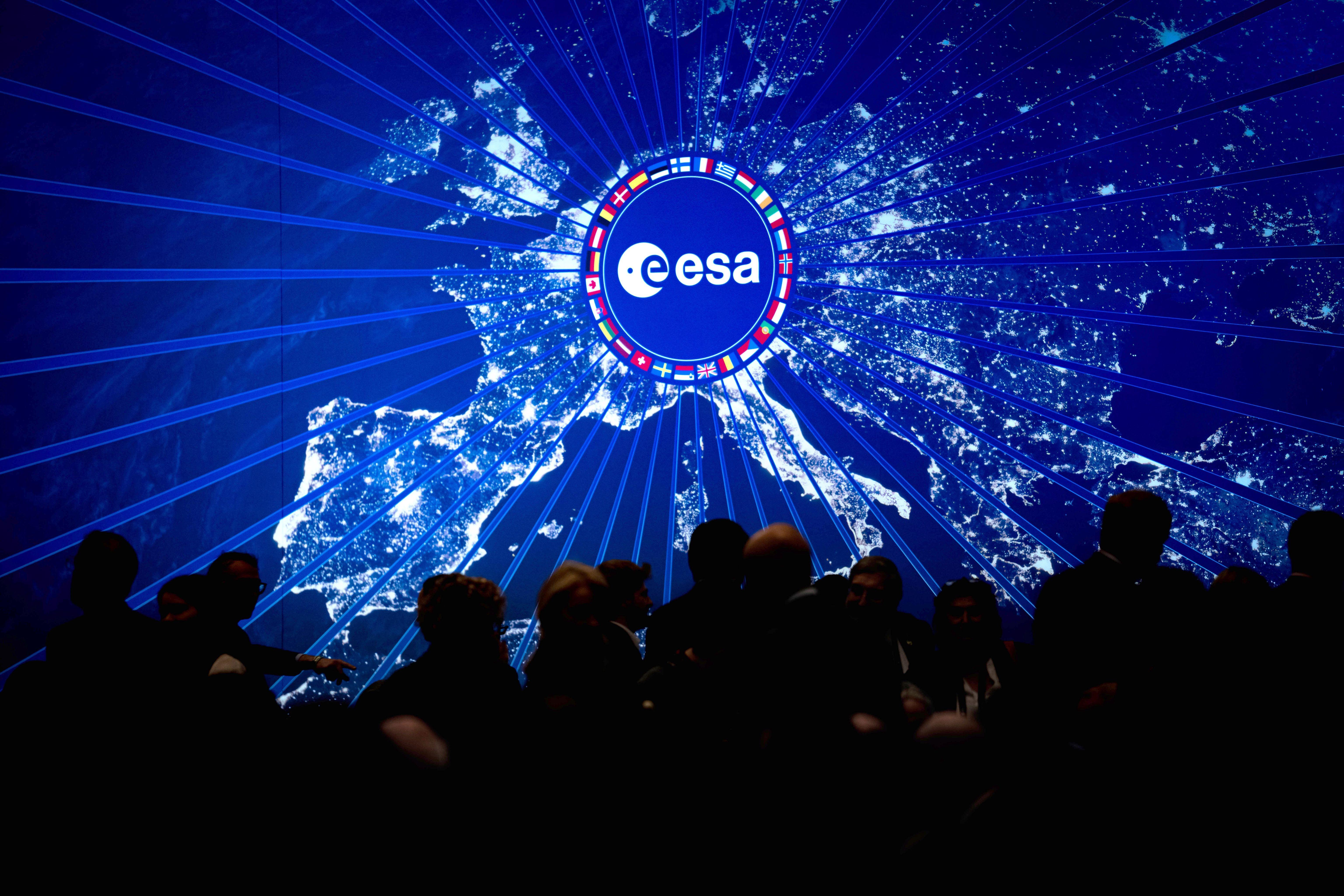 Menschen vor ESA-Emblem