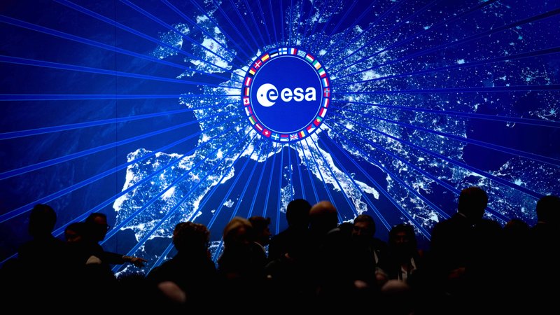 Menschen vor ESA-Emblem | Bild: dpa-Bildfunk/Sina Schuldt Menschen vor ESA-Emblem