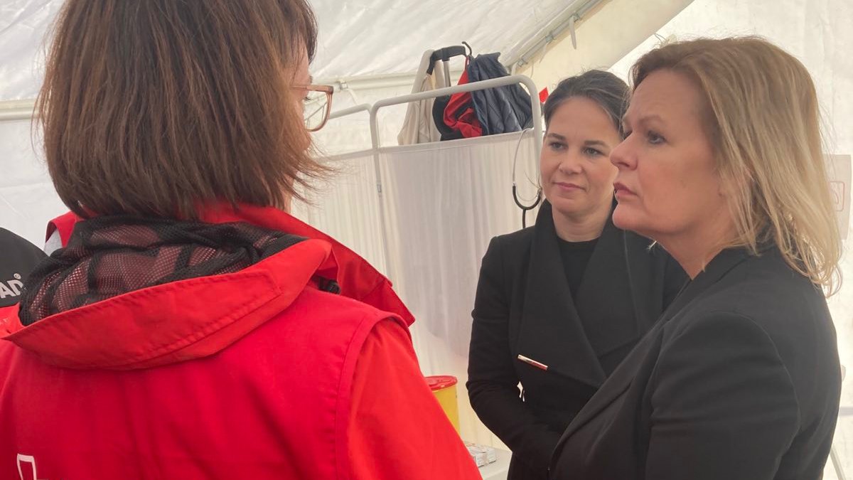 Bundesaußenministerin Annalena Baerbock und Bundesinnenministerin Nancy Faeser informieren sich bei einer Humedica-Mitarbeiterin über die Lage im Zeltcamp bei Ganziantep.