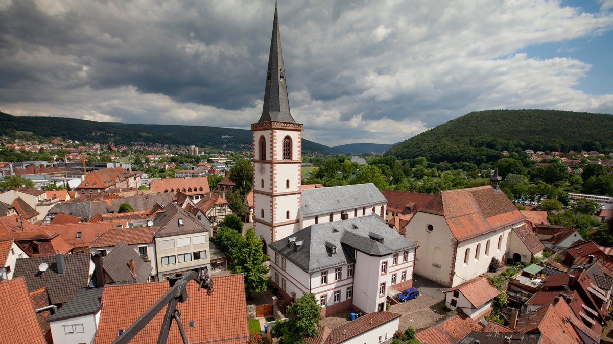 Blick auf die historische Altstadt von Lohr am Main und die Stadtpfarrkirche St. Michael