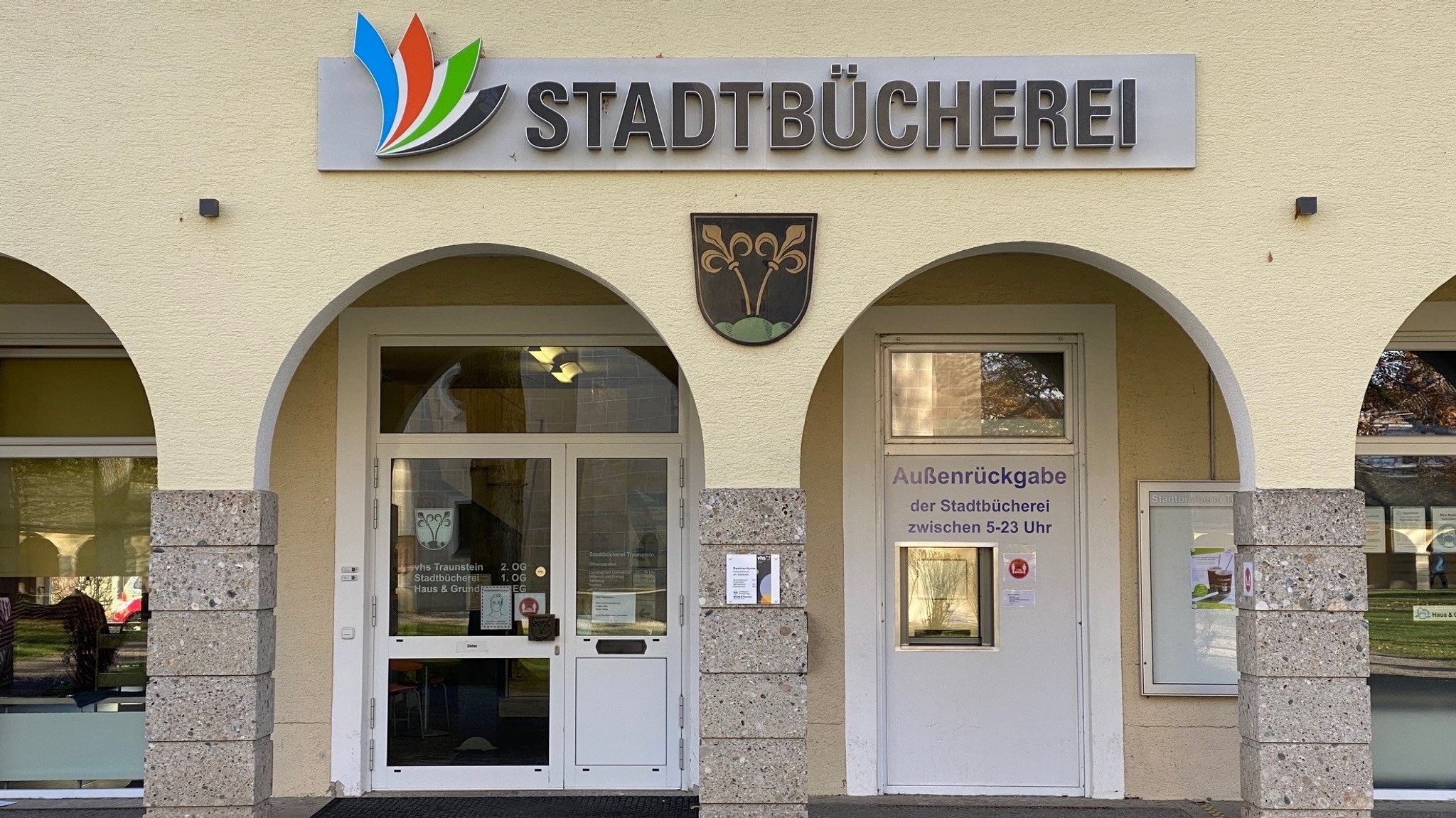 Der Eingang der Stadtbücherei Traunstein