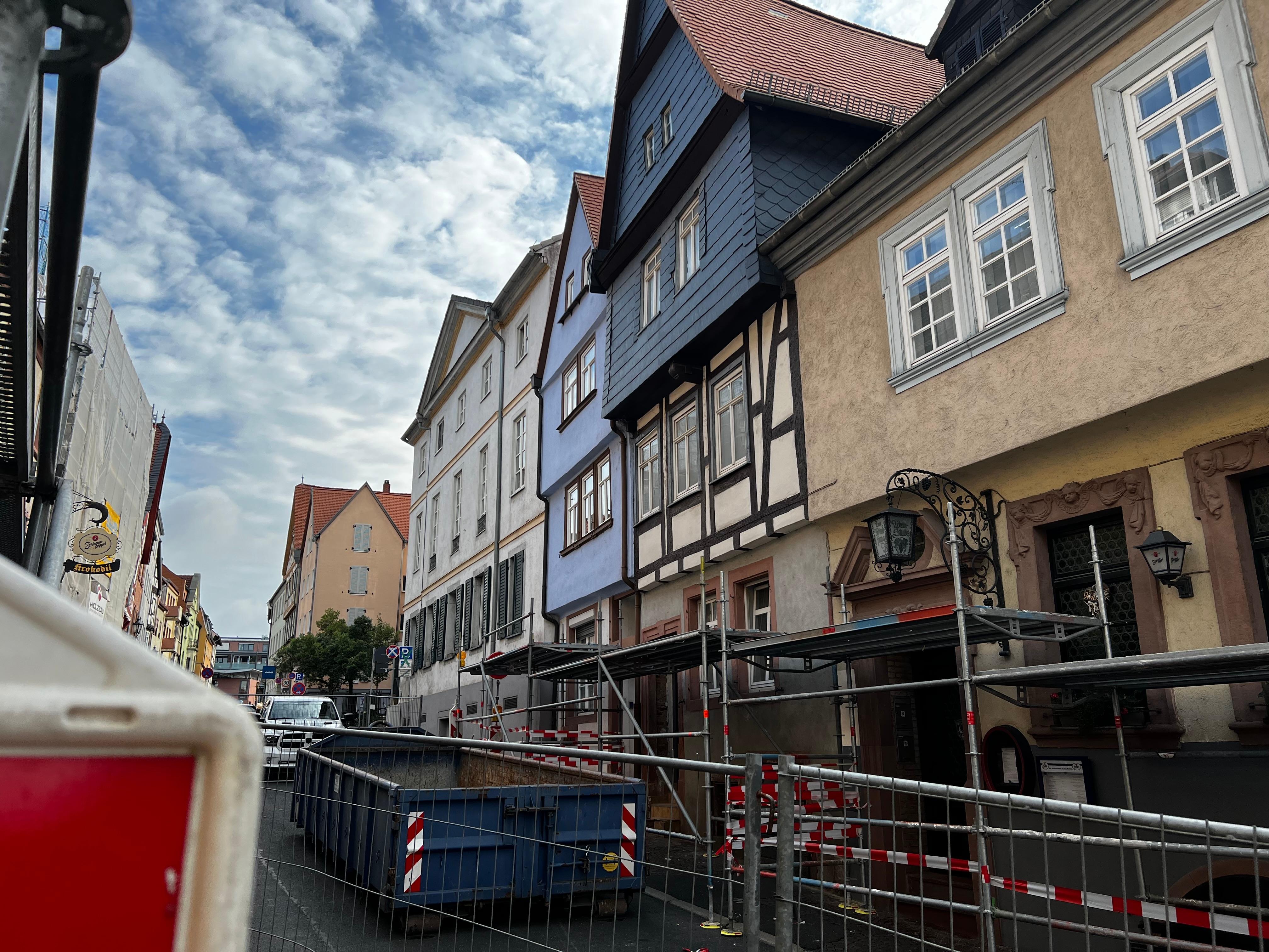 Wegen des einsturzgefährdeten Fachwerkhauses (mit Schieferverkleidung) ist die Aschaffenburger Dalbergstraße gesperrt.
