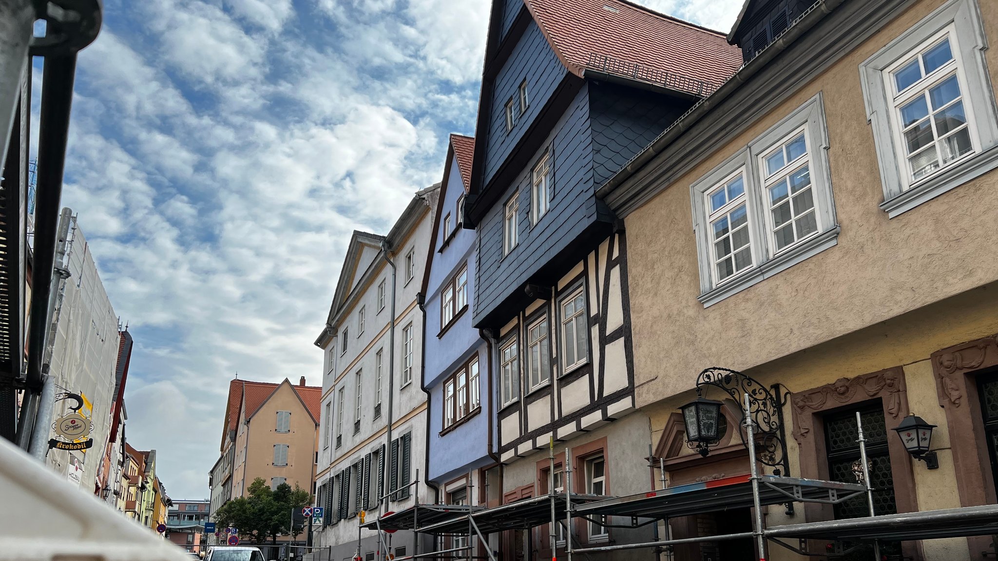 Wegen des einsturzgefährdeten Fachwerkhauses (mit Schieferverkleidung) ist die Aschaffenburger Dalbergstraße gesperrt.