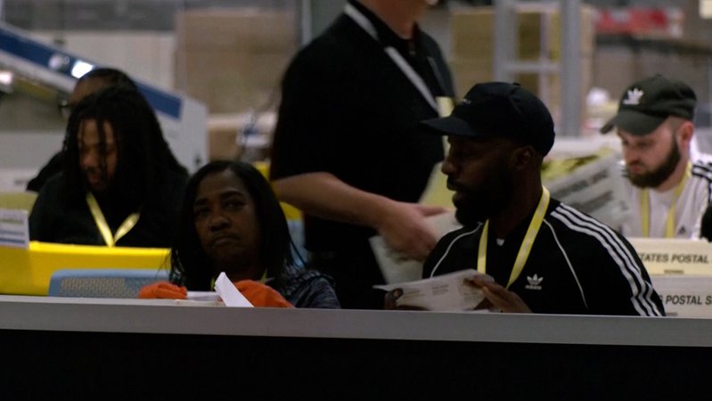 Kaum beginnt die Stimmauszählung, gibt es Gerüchte um Wahlbetrug in den USA – befeuert vom republikanischen Präsidentschaftskandidaten Trump. | Bild: Bayerischer Rundfunk 2024 Kaum beginnt die Stimmauszählung, gibt es Gerüchte um Wahlbetrug in den USA – befeuert vom republikanischen Präsidentschaftskandidaten Trump.