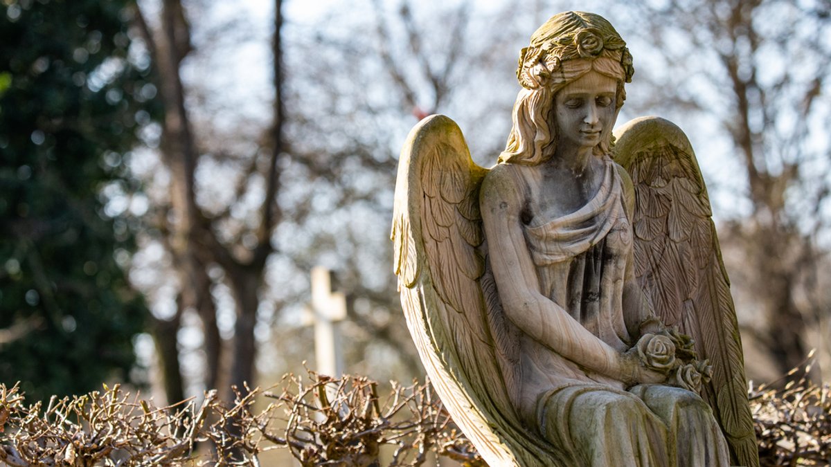 Eine Engelsfigur auf einem Friedhof (Symbolbild).
