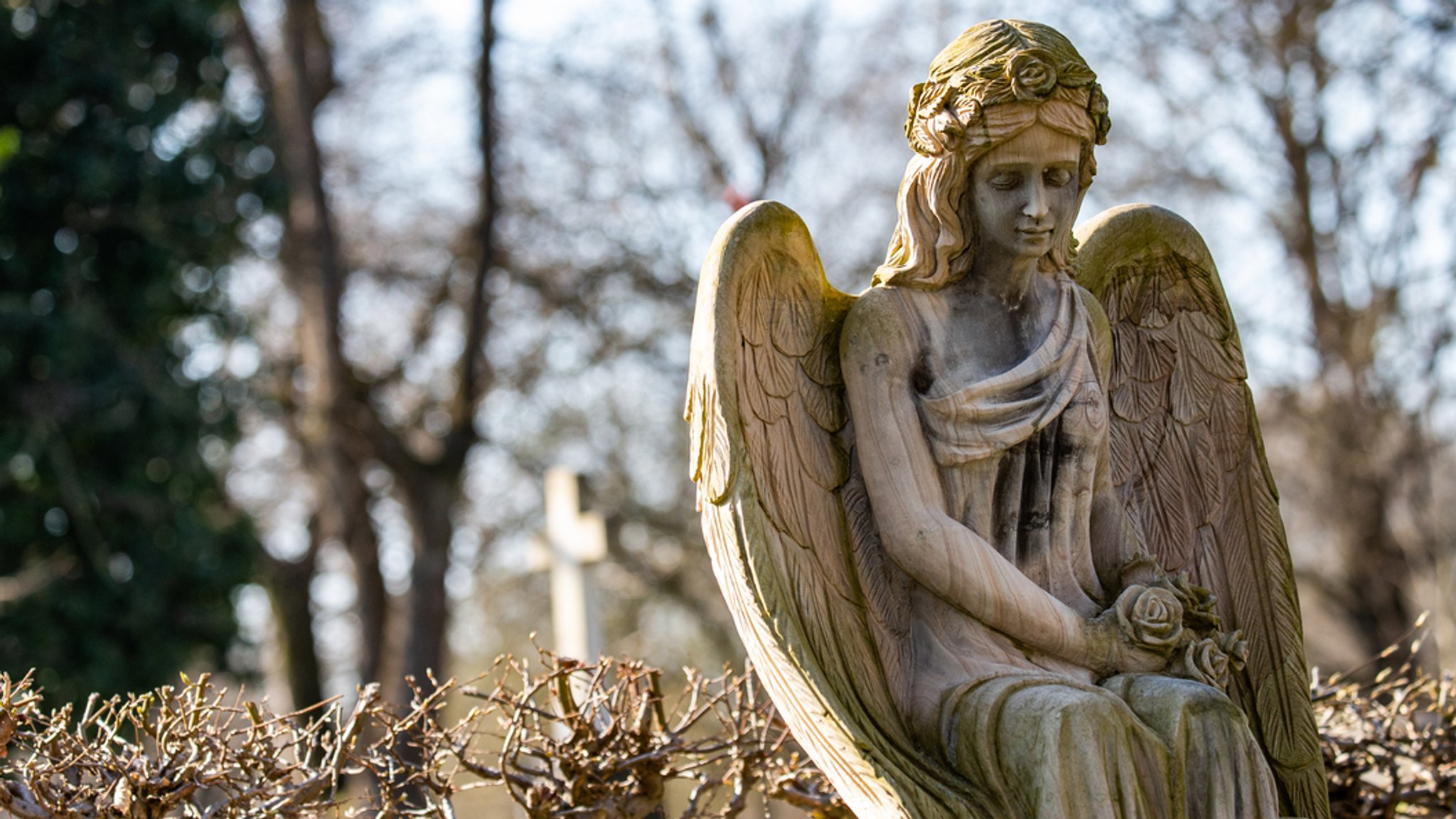 Eine Engelsfigur auf einem Friedhof (Symbolbild).