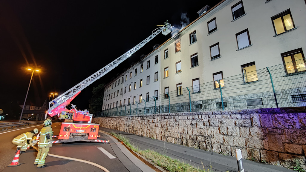 Bei einem Brand in einer Würzburger Asylbewerberunterkunft wurden zehn Personen leicht verletzt.