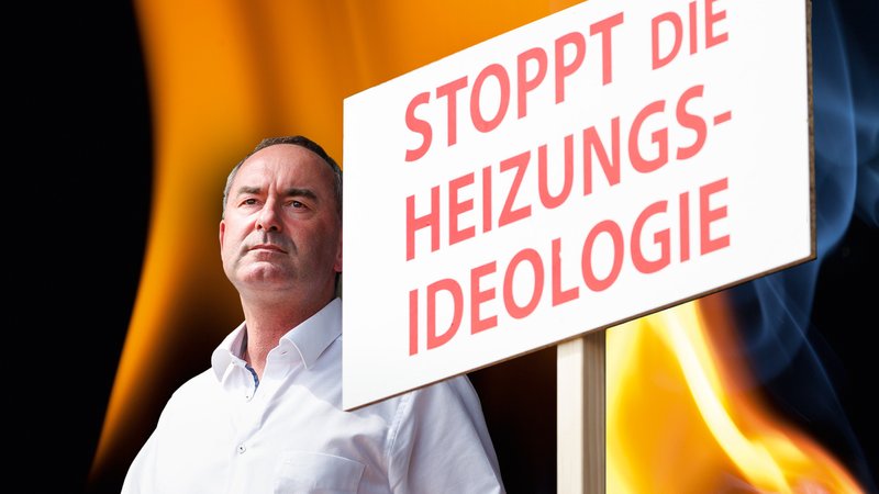 Hubert Aiwanger, Wirtschaftsminister und Landesvorsitzender der Freien Wähler in Bayern, spricht bei einer Demonstration in Erding; Zündhölzer beim Entzünden