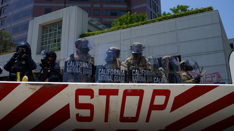 08.06.2025, USA, Los Angeles: Soldaten der kalifornischen Nationalgarde stehen Wache vor dem Roybal Federal Building. | Bild: dpa-Bildfunk/Daniel Powell 08.06.2025, USA, Los Angeles: Soldaten der kalifornischen Nationalgarde stehen Wache vor dem Roybal Federal Building.
