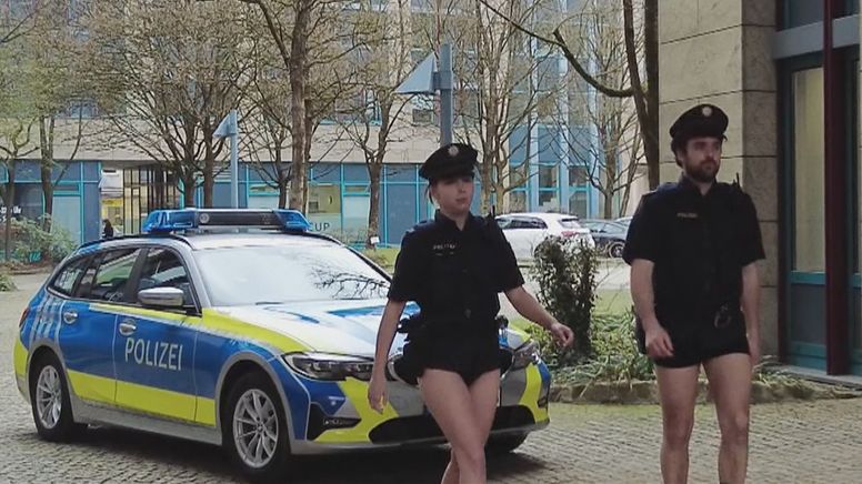 Bayerische Polizisten ohne Hose | Bild:Deutsche Polizeigewerkschaft (DPolG)