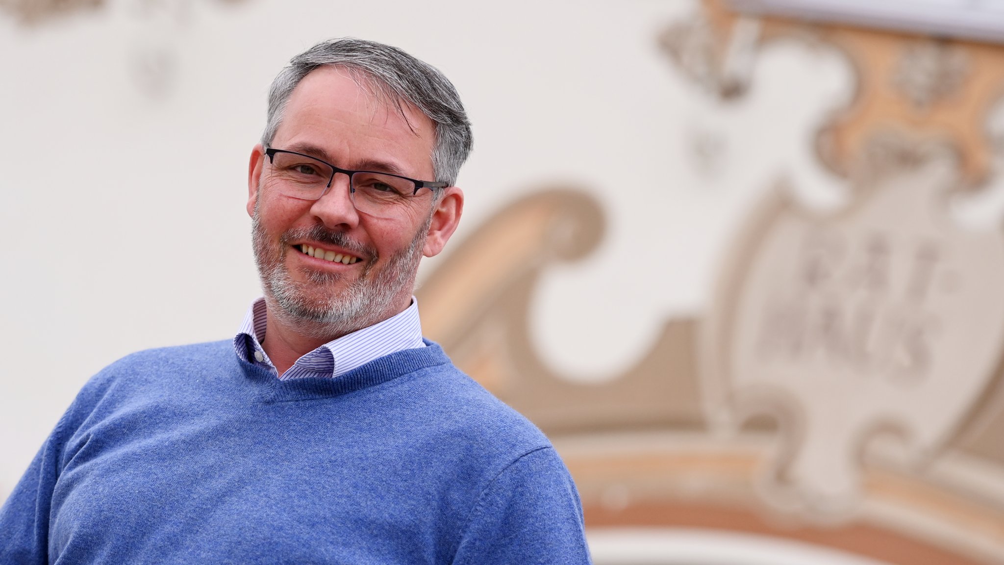 Der Bürgermeister der Gemeinde Krün, Thomas Schwarzenberger (CSU), vor dem Rathaus.