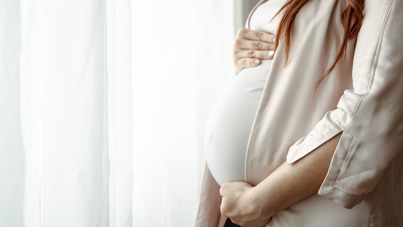 Symbolbild: Eine schwangere Frau. Experten fordern eine bessere Dokumentation von Todesfällen bei Müttern, damit Geburtsmediziner aus Fehlern lernen können. | Bild: Pavel Lukhimets / colourbox.com Symbolbild: Eine schwangere Frau. Experten fordern eine bessere Dokumentation von Todesfällen bei Müttern, damit Geburtsmediziner aus Fehlern lernen können.
