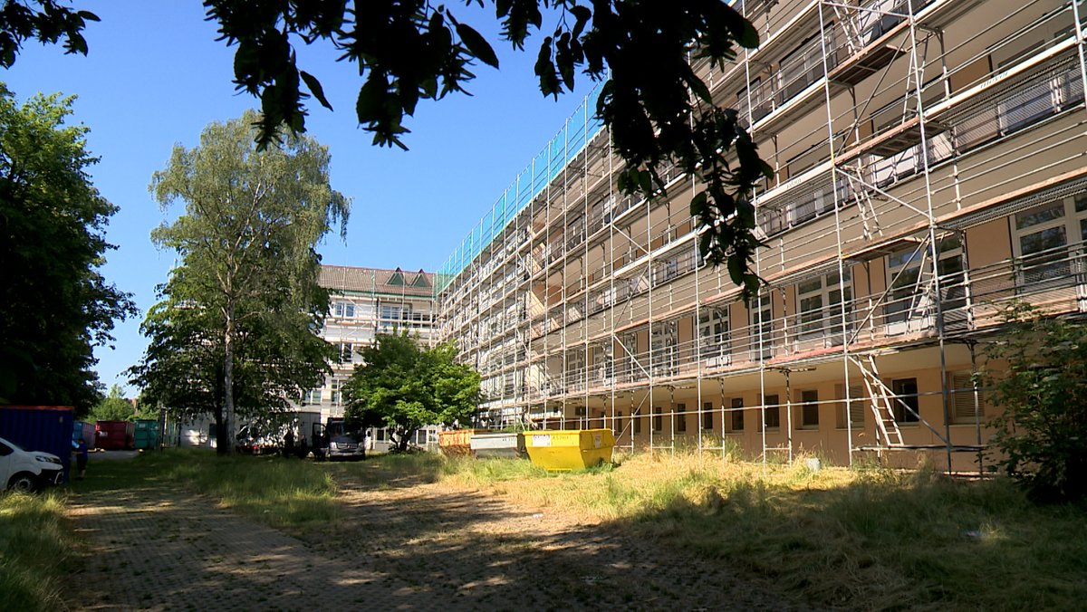 Umbau: altes Krankenhaus wird umgebaut in Ärztezentrum , Gebäude mit Gerüst