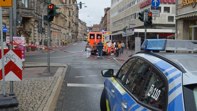 Die Polizei sperrte den Tatort am Samstag in der Fürther Innenstadt großflächig ab.