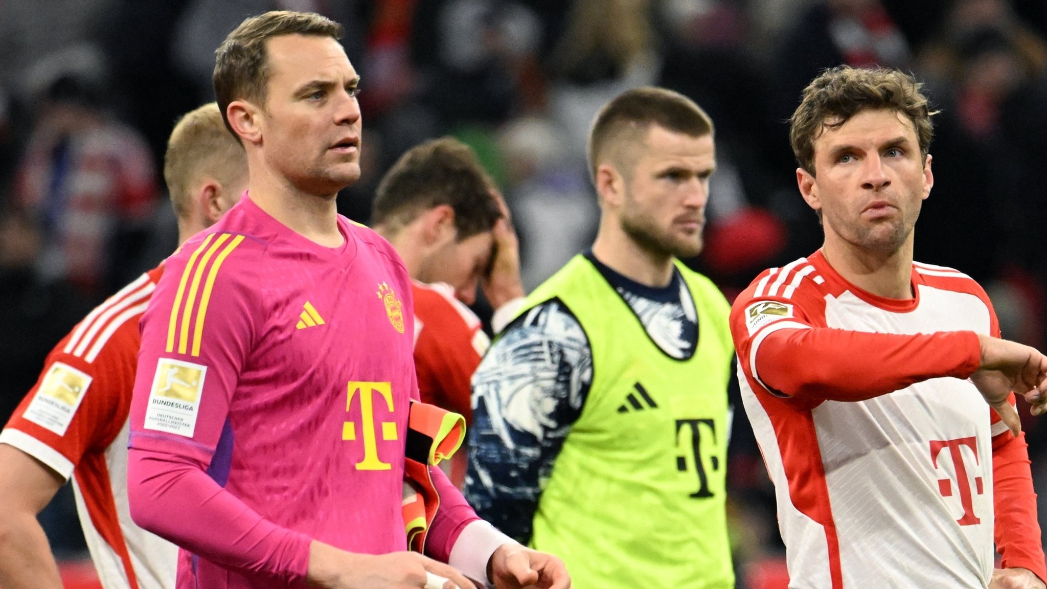 21.01.2024, Bayern, München: Fußball, Bundesliga, FC Bayern München - Werder Bremen, 18. Spieltag, Allianz Arena. Bayerns Torhüter Manuel Neuer (l-r), Bayerns Eric Dier und Bayerns Thomas Müller stehen nach dem Spiel enttäuscht auf dem Platz. WICHTIGER HINWEIS: Gemäß den Vorgaben der DFL Deutsche Fußball Liga bzw. des DFB Deutscher Fußball-Bund ist es untersagt, in dem Stadion und/oder vom Spiel angefertigte Fotoaufnahmen in Form von Sequenzbildern und/oder videoähnlichen Fotostrecken zu verwerten bzw. verwerten zu lassen. Foto: Lukas Barth/dpa +++ dpa-Bildfunk +++