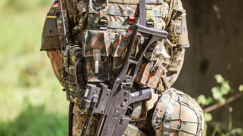 Ein Reservist der Bundeswehr bei einer Übung. Um "aufwuchsfähig" zu werden, sucht die Truppe Reservisten. | Bild: dpa-Bildfunk/Oliver Berg Ein Reservist der Bundeswehr bei einer Übung. Um "aufwuchsfähig" zu werden, sucht die Truppe Reservisten.