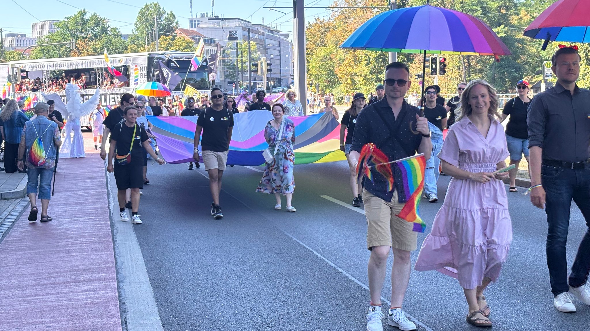In Nürnberg hat ein großer CSD-Demo-Zug durch die Nürnberger Innenstadt stattgefunden. | Bild: BR/Uschi Schmidt In Nürnberg hat ein großer CSD-Demo-Zug durch die Nürnberger Innenstadt stattgefunden.