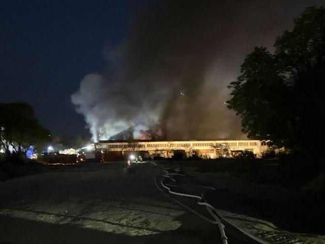 Dichter Qualm über Regensburg: Das Feuer in einer Lagerhalle hatte zu einem Großeinsatz der Feuerwehr geführt.