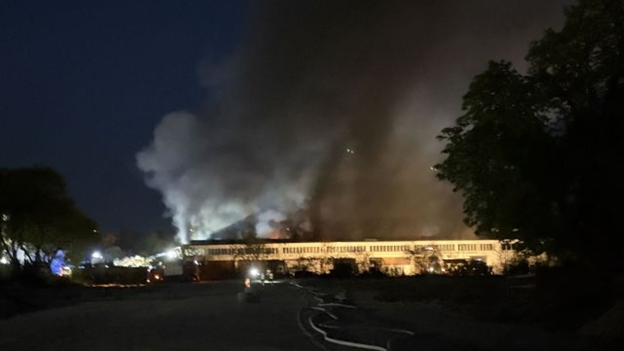 Großbrand in Lagerhalle – Rauchwolke zieht über Regensburg