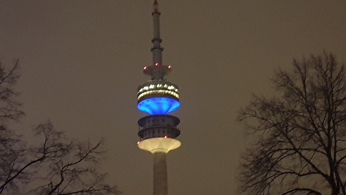 Der beleuchtete Olympiaturm in München