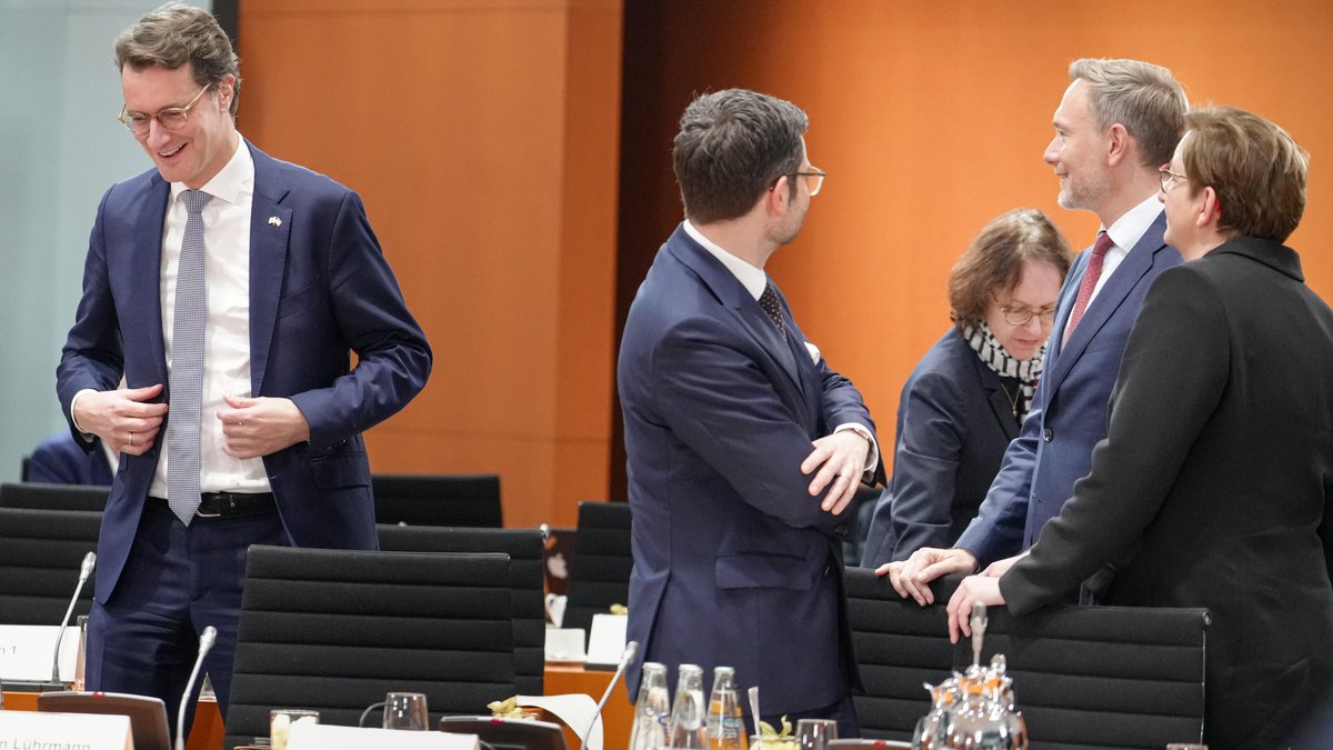 Hendrik Wuest, Ministerpräsident von Nordrhein-Westfalen, gemeinsam mit Bundesfinanzminister Christian Lindner, Bundesfamilienministerin Lisa Paus und Bauministerin Klara Geywitz