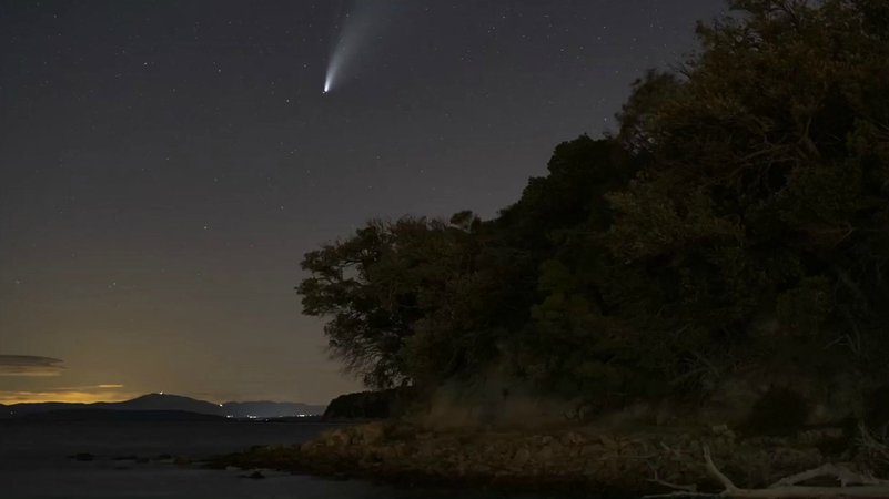 Aus 200 Einzelfotos hat Eva-Maria Boßle dieses Zeitraffer-Video zusammengesetzt: So bewegt sich der Komet Neowise im Verlauf der Nacht. Die Aufnahmen stammen vom 18. Juli 2020 aus Kroatien und beginnen etwa um 22.00 Uhr.