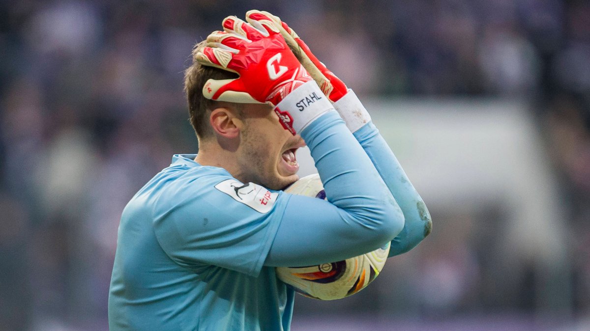 Zwei Eigentore: Schweinfurt verteilt in Aue Geschenke 