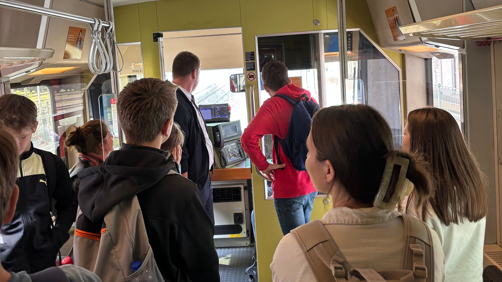 Schüler beobachten die Arbeit der Lokführer beim Aktionstag der Südostbayernbahn