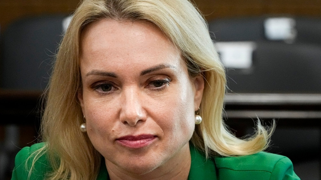 Marina Owsjannikowa, frühere Mitarbeiterin eines staatlichen Fernsehsenders, Ende Juli in einem Gerichtssaal vor einer Anhörung.