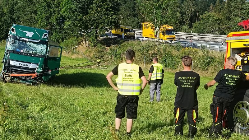 Die Unfallstelle auf der A93 | Bild: NEWS5 / Peter Nickl Die Unfallstelle auf der A93
